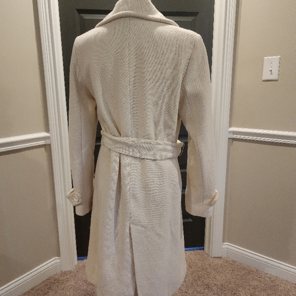 Elegant Cream Double-Breasted Coat - Picture 2 of 5